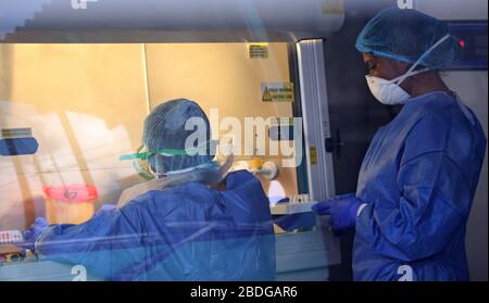 Colombo, Sri Lanka. 8th Apr, 2020. Lab technicians test samples for COVID-19 in Medical Research Institute laboratory in Colombo, Sri Lanka on April 8, 2020. Credit: Pradeep Dambarage/ZUMA Wire/Alamy Live News Stock Photo