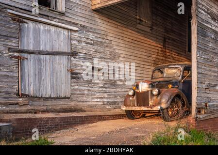 Vintage 1941 Ford truck and weathered barn in Peach County, Georgia. (USA) Stock Photo