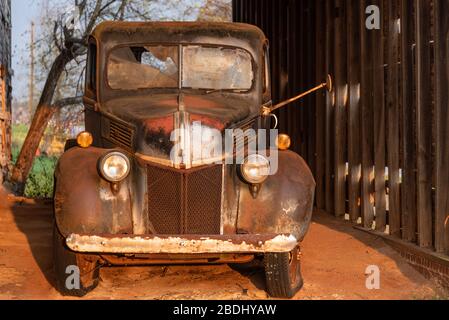 Vintage 1941 Ford truck and weathered barn in Peach County, Georgia. (USA) Stock Photo