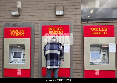 CALIFORNIA, USA. 08th Apr, 2020. A man stands at an automatic teller machine at Wells Fargo Bank amid the global coronavirus COVID-19 pandemic, Wednesday, April 8, 2020, in Monterey Park, Califronia, USA. (Photo by IOS/Espa-Images) Credit: European Sports Photo Agency/Alamy Live News Stock Photo
