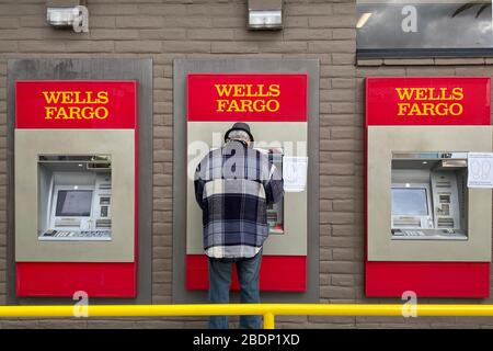 CALIFORNIA, USA. 08th Apr, 2020. A man stands at an automatic teller machine at Wells Fargo Bank amid the global coronavirus COVID-19 pandemic, Wednesday, April 8, 2020, in Monterey Park, Califronia, USA. (Photo by IOS/Espa-Images) Credit: European Sports Photo Agency/Alamy Live News Stock Photo