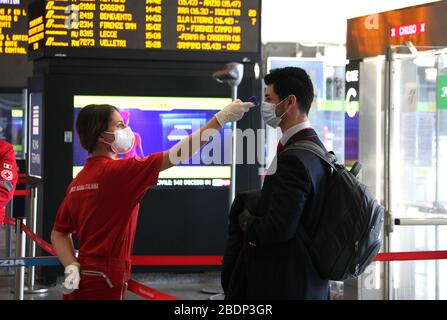 Rome, Italy. 09th Apr, 2020. Rome, the Red Cross carries out checks with Termoscanners on passengers arriving at Termini Pictured station: Credit: Independent Photo Agency/Alamy Live News Stock Photo