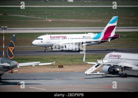 Duesseldorf, Germany. 09th Apr, 2020. The aircraft of flight EW6703 from Sibiu rolls over the apron. The first planes with harvest workers from Romania land in Germany. Romania allows seasonal workers to leave by plane despite the Corona crisis. To help with harvesting and other urgent field work, 40,000 people can come in April and May each. The farmers pay for the flights, which are offered at special rates. Credit: Fabian Strauch/dpa/Alamy Live News Stock Photo