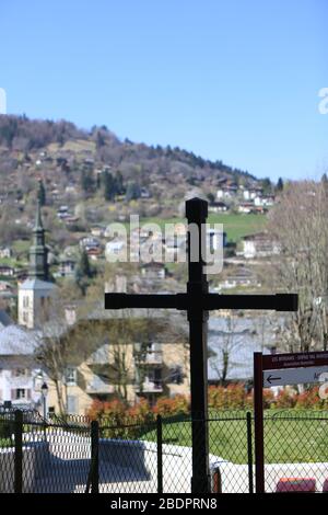 Croix en bois. Vue sur l'église Saint-Gervais et Protais. Alpes françaises. Saint-Gervais-les-Bains. Haute-Savoie. France. Stock Photo