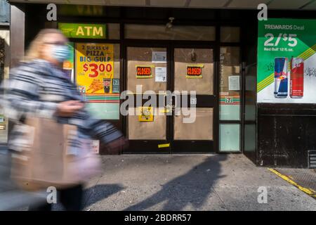 A closed 7-11 store due to the COVID-19 pandemic, in the New York Chelsea neighborhood on Monday, April 6, 2020. (© Richard B. Levine) Stock Photo