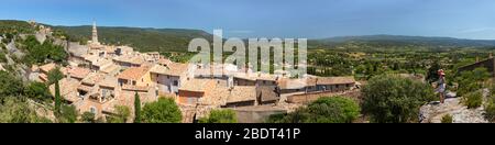 Panoramic view of the commune of Saint-Saturnin-lès-Apt, Provence-Alpes-Côte d'Azur, France Stock Photo