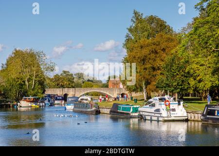 View of moored boats and the arches of Abingdon Bridge over the River Thames in Abingdon-on-Thames, Oxfordshire, south-east England, UK