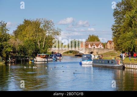 View of moored boats and the arches of Abingdon Bridge over the River Thames in Abingdon-on-Thames, Oxfordshire, south-east England, UK