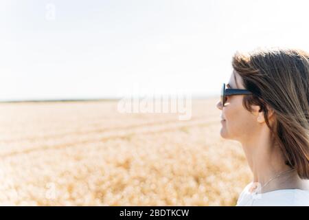 summer concept, caucasian middle-aged woman in the countryside Stock Photo