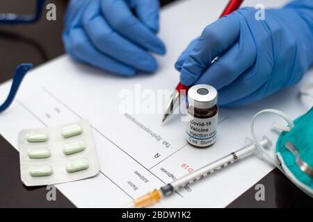 Doctor prescribing hydroxychloroquine for the treatment of novel coronavirus covid-19 Stock Photo