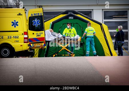 Eindhoven, Netherlands. 09th Apr, 2020. A COVID-19 Coronavirus patient is being transferred from the Catharina Hospital to another hospital as his condition is stable enough to leave the ICU (Intensive Care Unit). Hospitals in the Netherlands are struggling to cope with the numbers of patients infected by the COVID-19 coronavirus. There are currently 11,750 confirmed cases of the COVID-19 in the Netherlands. Credit: SOPA Images Limited/Alamy Live News Stock Photo