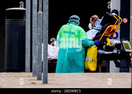 Eindhoven, Netherlands. 09th Apr, 2020. A COVID-19 Coronavirus patient is being transferred from the Catharina Hospital to another hospital as his condition is stable enough to leave the ICU (Intensive Care Unit). Hospitals in the Netherlands are struggling to cope with the numbers of patients infected by the COVID-19 coronavirus. There are currently 11,750 confirmed cases of the COVID-19 in the Netherlands. Credit: SOPA Images Limited/Alamy Live News Stock Photo