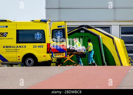 Eindhoven, Netherlands. 09th Apr, 2020. A COVID-19 Coronavirus patient is being transferred from the Catharina Hospital to another hospital as his condition is stable enough to leave the ICU (Intensive Care Unit). Hospitals in the Netherlands are struggling to cope with the numbers of patients infected by the COVID-19 coronavirus. There are currently 11,750 confirmed cases of the COVID-19 in the Netherlands. Credit: SOPA Images Limited/Alamy Live News Stock Photo