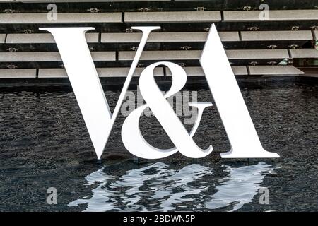 V&A Dundee Scotlands Design Museum on Riverside Esplanade Dundee Scotland UK seen here seen here at entrance with large V&A sign Stock Photo