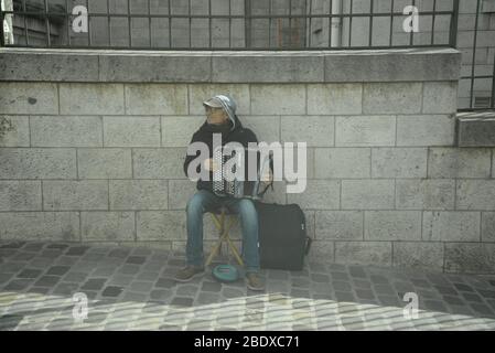 Street musician in Paris, pasakdek Stock Photo