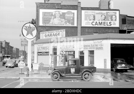 Texaco Gas Station and Garage, 1940 Stock Photo