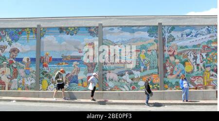 social distancing line at safeway in san francisco Stock Photo