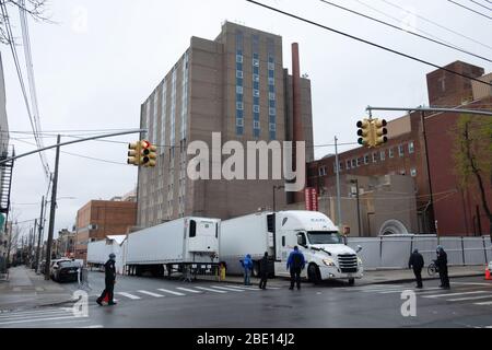 New York City, United States. 08th Apr, 2020. A new portable morgue arrives at Wyckoff Heights Medical Center in Brooklyn during the coronavirus outbreak. Despite the fact that hospitalizations are starting to level out, New York authorities are continuing to ask their residents to stay at home, practice social distancing and to use face masks as a preventive measure against the spread of coronavirus. Credit: SOPA Images Limited/Alamy Live News Stock Photo