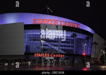 Los Angeles, United States. 09th Apr, 2020. Los Angeles, USA. April 09 2020: The Staples Center is illuminated in recognition of front line health medical workers amid the global coronavirus pandemic, Thursday, April 9, 2020, in Los Angeles. (Photo by IOS/Espa-Images) Credit: European Sports Photo Agency/Alamy Live News Stock Photo