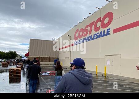 Alhambra, United States. 10th Apr, 2020. Los Angeles, USA. April 10 2020: People wait in line with shopping carts observing social distancing to enter Costco Wholesale store amid the global coronavirus COVID-19 pandemic, Friday, April 10, 2020, in Alhambra, Calif. (Photo by IOS/Espa-Images) Credit: European Sports Photo Agency/Alamy Live News Stock Photo