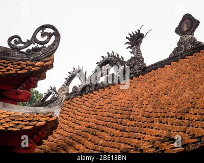 Chinese dragon on the roof of Van Mieu Buddhist temple in Hanoi, Vietnam Stock Photo