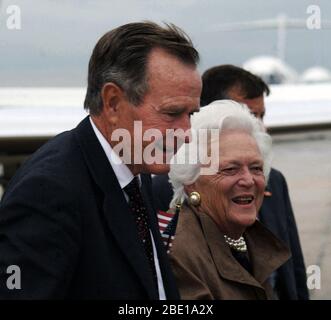 Former US President George Bush and First Lady Barbara Bush are greeted upon their arrival on Andrews Air Force Base, Maryland. They are here for the National Prayer and Reconciliation Service at the National Cathedral in Washington D.C. Stock Photo