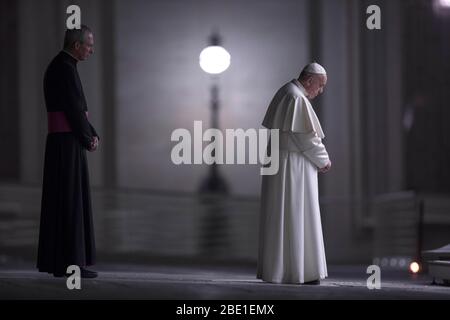 Rome, Vatican City State, Vatican City State. 10th Apr, 2020. April 10, 2020 - Vatican City (Holy See) - POPE FRANCIS celebrates Way of the Cross (Via Crucis) in St. Peter's Square at the Vatican © EvandroInetti/Pool/Picciarella via ZUMA Wire Credit: Evandroinetti/ZUMA Wire/Alamy Live News Stock Photo