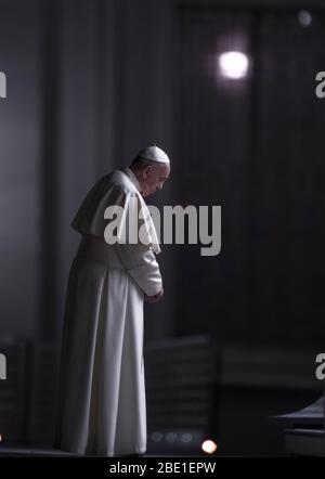 Rome, Vatican City State, Vatican City State. 10th Apr, 2020. April 10, 2020 - Vatican City (Holy See) - POPE FRANCIS celebrates Way of the Cross (Via Crucis) in St. Peter's Square at the Vatican © EvandroInetti/Pool/Picciarella via ZUMA Wire Credit: Evandroinetti/ZUMA Wire/Alamy Live News Stock Photo