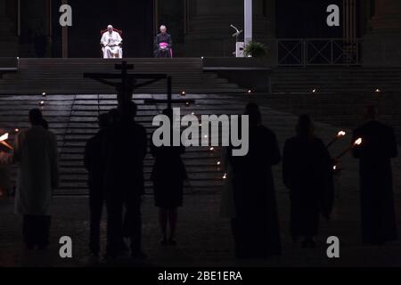 Rome, Vatican City State, Vatican City State. 10th Apr, 2020. April 10, 2020 - Vatican City (Holy See) - POPE FRANCIS celebrates Way of the Cross (Via Crucis) in St. Peter's Square at the Vatican © EvandroInetti/Pool/Picciarella via ZUMA Wire Credit: Evandroinetti/ZUMA Wire/Alamy Live News Stock Photo