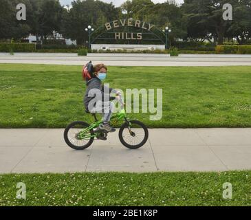 Beverly Hills, United States. 11th Apr, 2020. An area normally frequented by large groups of tourists taking pictures is devoid of activity during the coronavirus pandemic in Beverly Hills on Friday, April 10, 2020. Photo by Jim Ruymen/UPI Credit: UPI/Alamy Live News Stock Photo