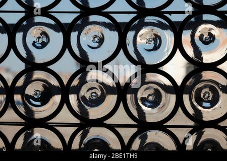 I/Venedig: Blick durch ein altes Fenster des ehemaligen Klosters: Abbazia di San Gregorio, auf den Canal Grande Stock Photo