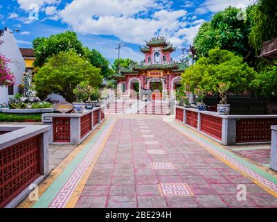 Perspective view of Gate of Phuc Kien Assembly Hall, Hoi An, Vietnam Stock Photo