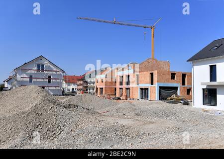 Feldkirchen, Deutschland. 11th Apr, 2020. Facade, new apartments in Feldkirchen bei Muenchen, housing construction, shell construction, building, real estate, owner-occupied home, condominium. Apartment building, construction site. Scaffolding, building, construction, construction industry, property, real estate, construction industry, metropolitan area city, Speckguertel, surrounding area, | usage worldwide Credit: dpa/Ģ����ý Live News Stock Photo