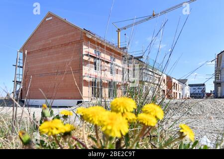 Feldkirchen, Deutschland. 11th Apr, 2020. Facade, new apartments in Feldkirchen bei Muenchen, housing construction, shell construction, building, real estate, owner-occupied home, condominium. Apartment building, construction site. Scaffolding, building, construction, construction industry, property, real estate, construction industry, metropolitan area city, Speckguertel, surrounding area, | usage worldwide Credit: dpa/Ģ����ý Live News Stock Photo