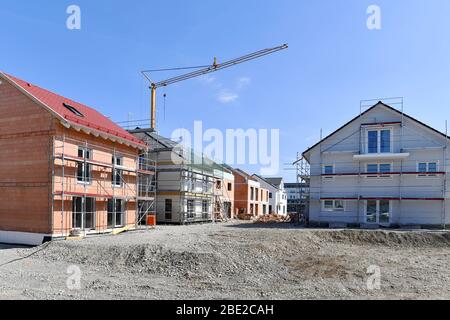Feldkirchen, Deutschland. 11th Apr, 2020. Facade, new apartments in Feldkirchen bei Muenchen, housing construction, shell construction, building, real estate, owner-occupied home, condominium. Apartment building, construction site. Scaffolding, building, construction, construction industry, property, real estate, construction industry, metropolitan area city, Speckguertel, surrounding area, | usage worldwide Credit: dpa/Ģ����ý Live News Stock Photo