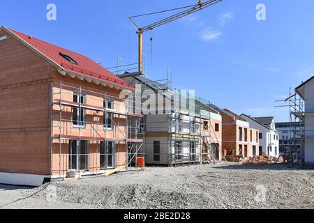 Feldkirchen, Deutschland. 11th Apr, 2020. Facade, new apartments in Feldkirchen bei Muenchen, housing construction, shell construction, building, real estate, owner-occupied home, condominium. Apartment building, construction site. Scaffolding, building, construction, construction industry, property, real estate, construction industry, metropolitan area city, Speckguertel, surrounding area, | usage worldwide Credit: dpa/Ģ����ý Live News Stock Photo
