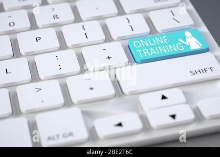 Eine handelsuebliche graue Tastatur mit einer hervorgehobenen Sondertaste: 'Online Training' Stock Photo