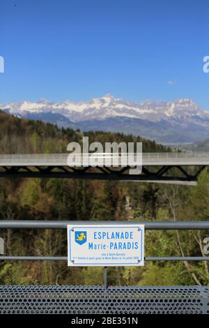 Pont de contournement. Vue sur la chaîne des Aravis. Saint-Gervais-les-Bains. Haute-Savoie. France. Stock Photo