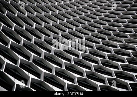 Geometric pattern in the facade of a skyscraper in Singapore - Patron geometrico en la fachada de un rascacielos en Singapur Stock Photo
