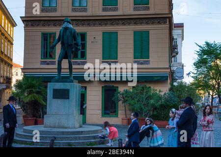 Wien, Vienna: Johann Nestroy Monument, with face mask, reference to corona virus (COVID-19), Jewish people, in 02. Leopoldstadt, Wien, Austria Stock Photo