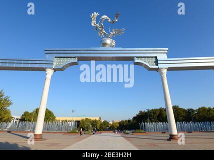 Arch of Ezgulik in the Independence Square, also know as Mustaqillik Maydoni. Monument with columns in Tashkent, Uzbekistan (Mustaqillik Maydony). Stock Photo