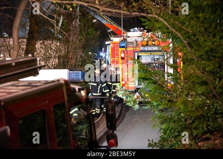 Hamburg, Germany. 11th Apr, 2020. Fire engines are parked in the narrow street near the scene of the fire. The fire department rescued a woman from a burning apartment building in Hamburg-Blankenese. She announced this on Twitter on Saturday evening. Credit: Jonas Walzberg/dpa/Alamy Live News