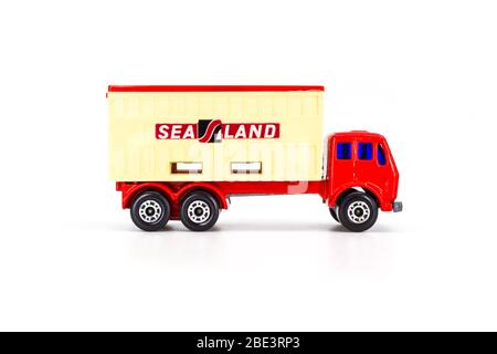 Matchbox mercedes 2025 container truck