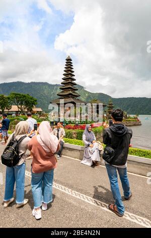 Vertical view of tourists taking photos at the iconic Pura Ulun Danu Beratan in Bali, Indonesia. Stock Photo