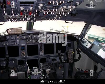 Boeing 737 aircraft cockpit and instrument panel of Stock Photo - Alamy