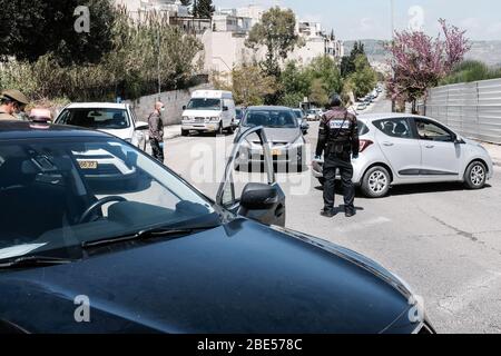 Jerusalem, Israel. 12th Apr, 2020. The Israel Police, reinforced by IDF soldiers, enforces a newly imposed full closure on Har Nof neighborhood, one of 17 predominantly Jewish religious neighborhoods in Jerusalem, with increased coronavirus infections. The number of confirmed COVID-19 cases in Israel rises to 10,878, with 103 deaths. Credit: Nir Alon/Alamy Live News Stock Photo