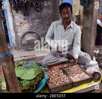 https://l450v.alamy.com/450v/2be5d5t/an-indian-paan-wala-or-betel-nut-seller-cutting-betel-nuts-with-his-nut-cracker-2be5d5t.jpg