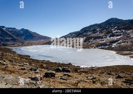 View of the roadside Manju lake on Nathu La Pass, Sikkim, India Stock Photo