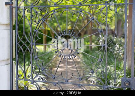 An iron gate leading to a private garden in Charleston, South Carolina Stock Photo