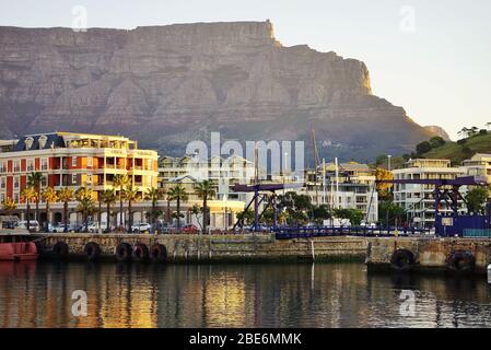 CAPE TOWN, SOUTH AFRICA - 13. SEPTEMBER 2016: Wharf at Cape Town City Center on a sunny Day with Bascule Bridge, Cape Grace Hotel and Table Mountain N Stock Photo